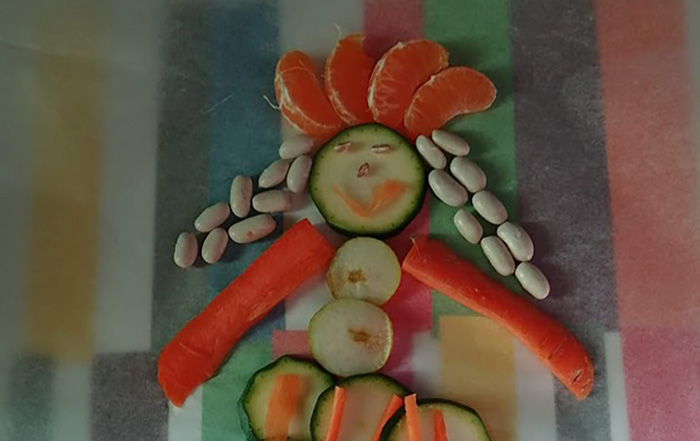 Bambolina creata con frutta e verdura