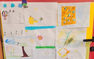 disegni di bambini con alberi e api