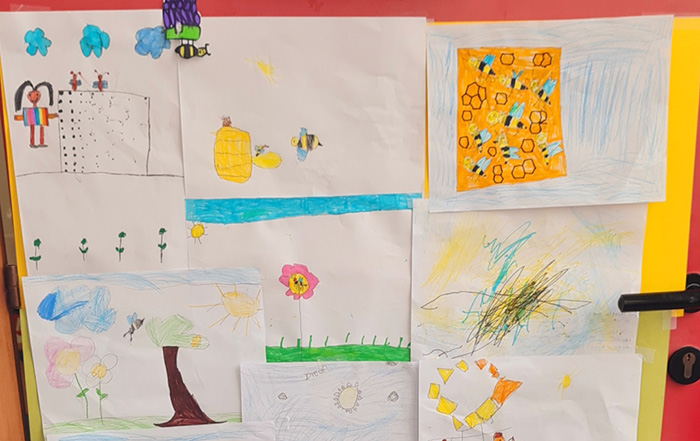disegni di bambini con alberi e api