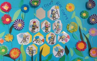 cartellone ogni ape conta con disegni di fiori e api creati da bambini