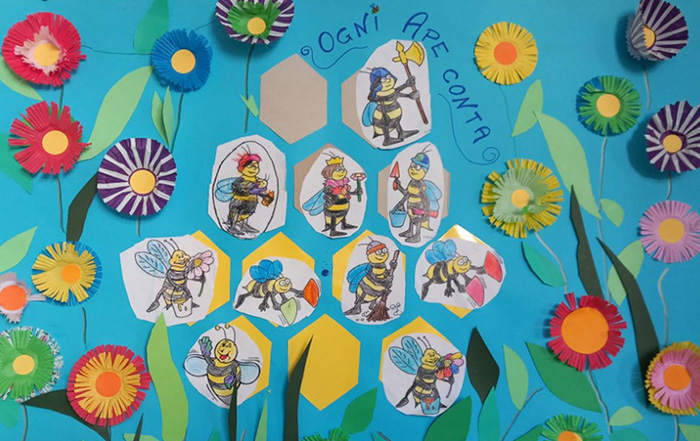 cartellone ogni ape conta con disegni di fiori e api creati da bambini