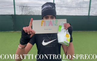 foto di ragazzo con scritta combatti contro lo spreco