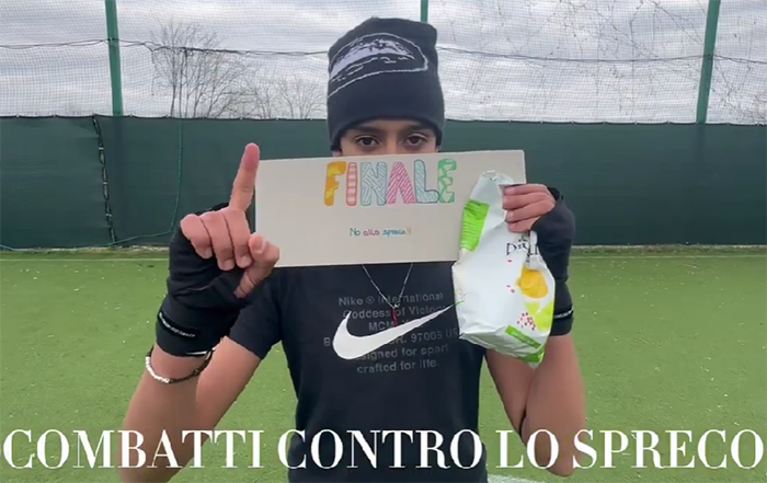 foto di ragazzo con scritta combatti contro lo spreco