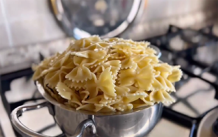 foto di pentola e pasta