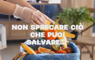 foto di mani che butta frutta e scritta non sprecare ciò che puoi salvare
