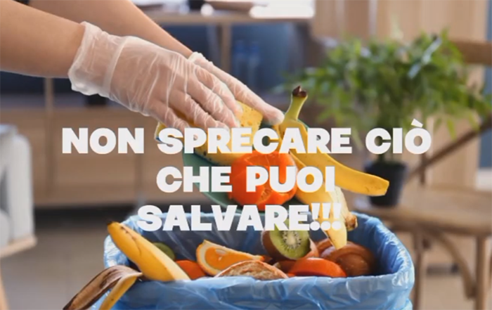 foto di mani che butta frutta e scritta non sprecare ciò che puoi salvare