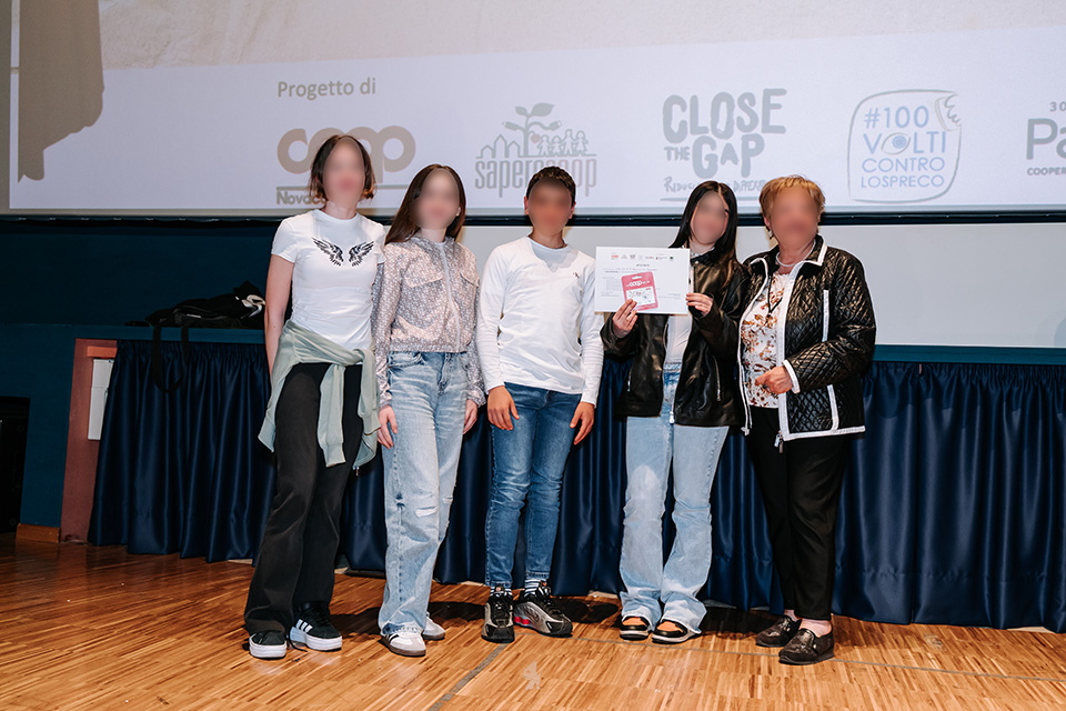 foto di ragazzi e donna su palco di un teatro