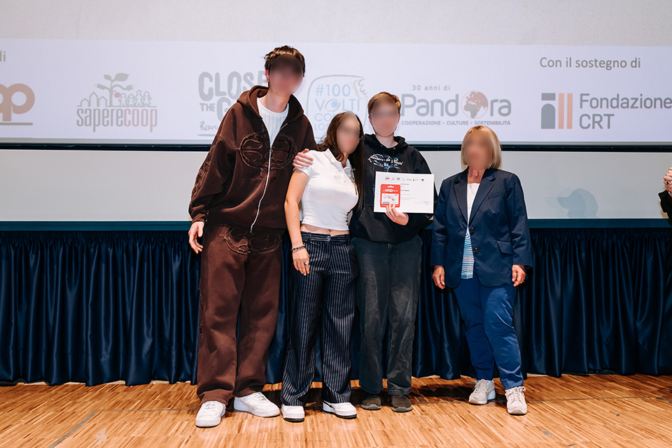 foto di ragazzi e donna su palco di un teatro