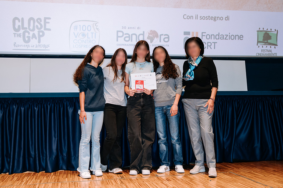 foto di ragazzi e donna su palco di un teatro