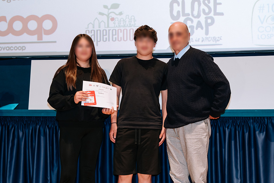 foto di ragazzi e uomo su palco di un teatro