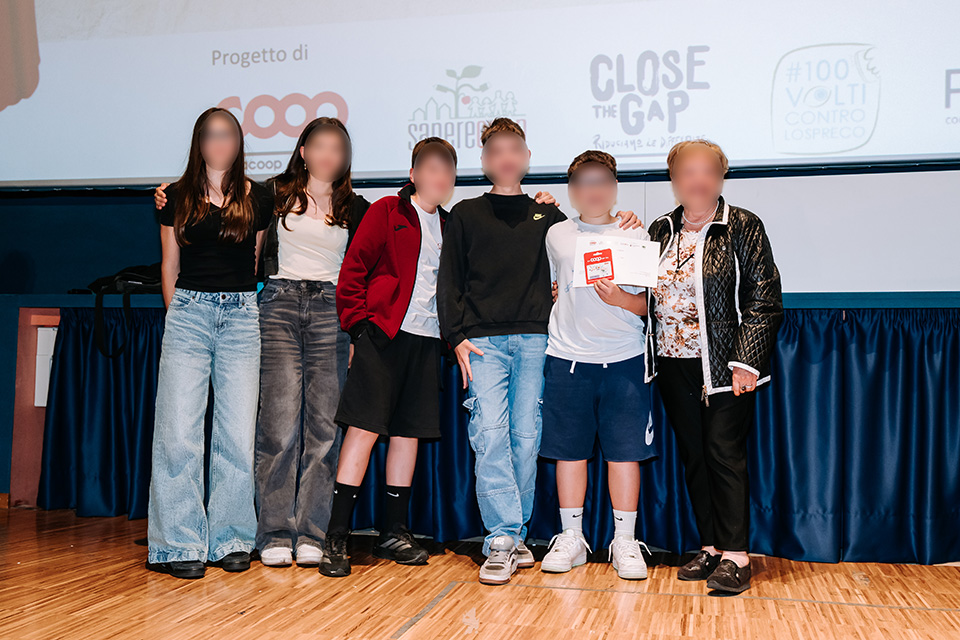 foto di ragazzi e donna su palco di un teatro