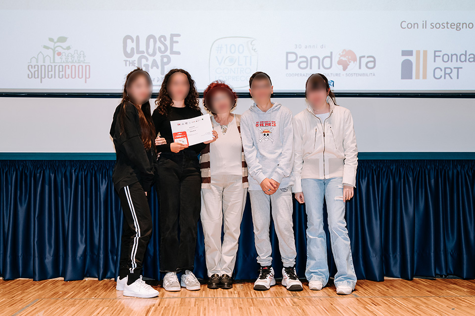 foto di ragazzi e donna su palco di un teatro